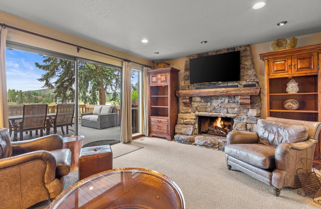 Spacious Condo-Sleeps 7-Wonderful Mountain and Golf Course Views!