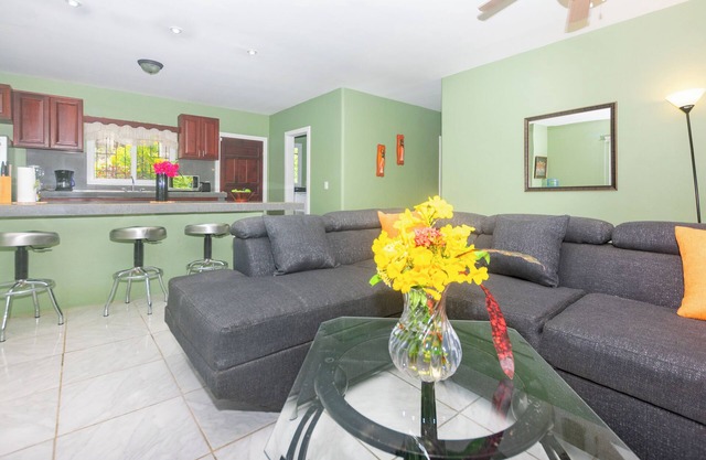 Spacious condo unit in west end paradise!