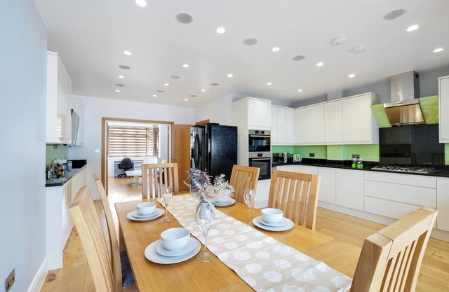 Spacious & Cosy 3 bedroom house