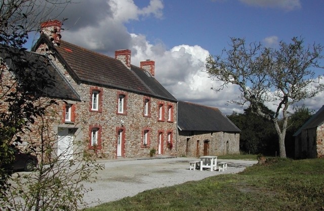 Spacious Cottage in Bricquebec-en-Cotentin: BBQ, Garden, WiFi, Fireplace, Pets OK