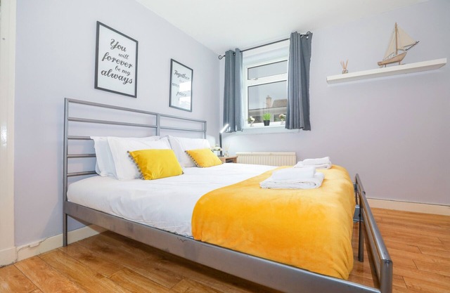 Spacious Double Room in Elegant Cottage