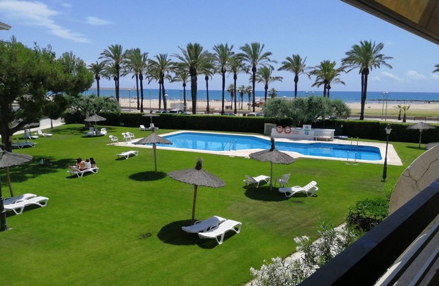 Spacious fully renovated apartment in luxury residence facing the beach