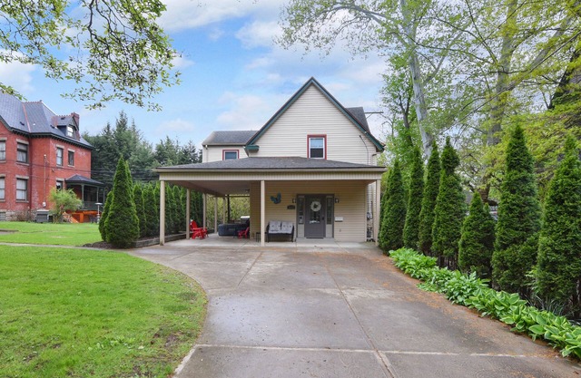 Spacious~Family Friendly~King Bed~Driveway Parking- Bubble Spa~Pets~BBQ~Outdoor