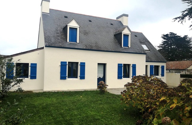 Spacious family home in Groix with garden