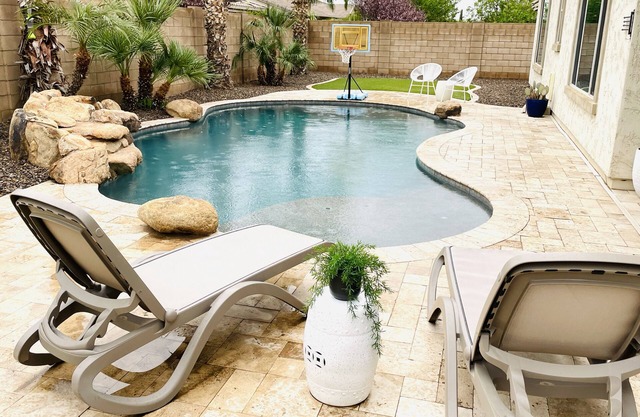 Spacious Family Oasis - 4+ bedroom -Beautifully Clean - Pool