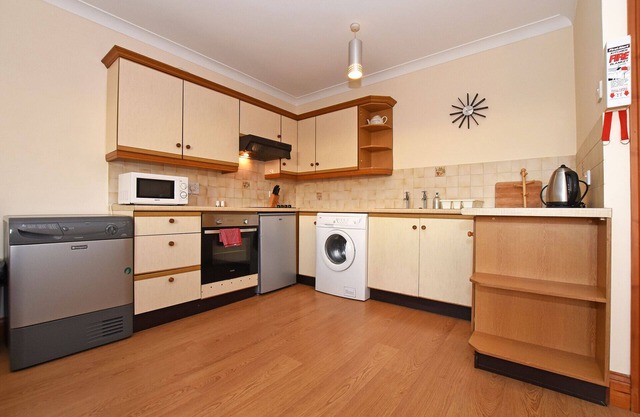 Spacious First Floor 2 bed apartment with views of the Farne Islands.