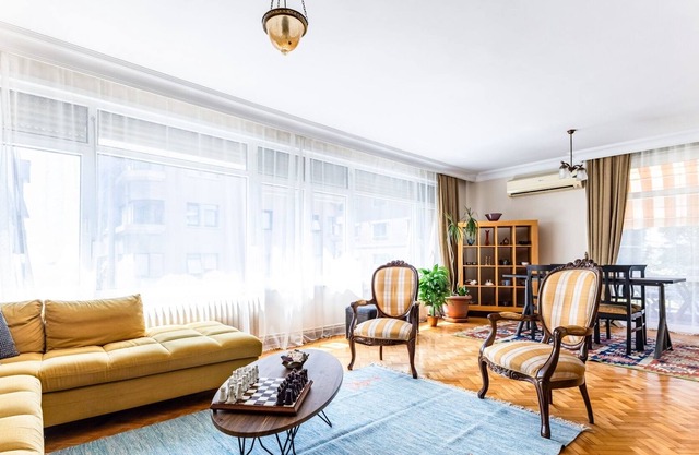 Spacious Flat w Balcony 3 min to Kadikoy Square
