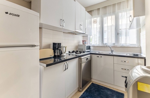 Spacious Flat w Balcony 3 min to Bagdat Ave
