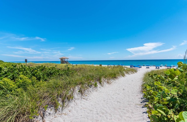 Spacious Florida 4BR Family Retreat with Amazing Pool & 2 King Beds near Beaches