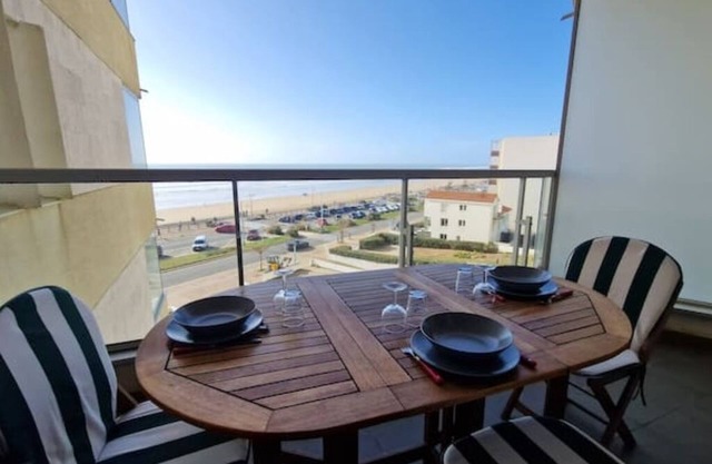 Spacious 4* oceanfront apartment