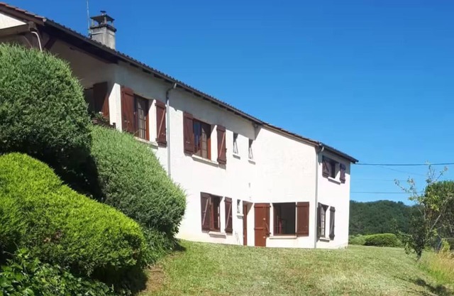 Spacious gîte with swimming pool for 5 people
