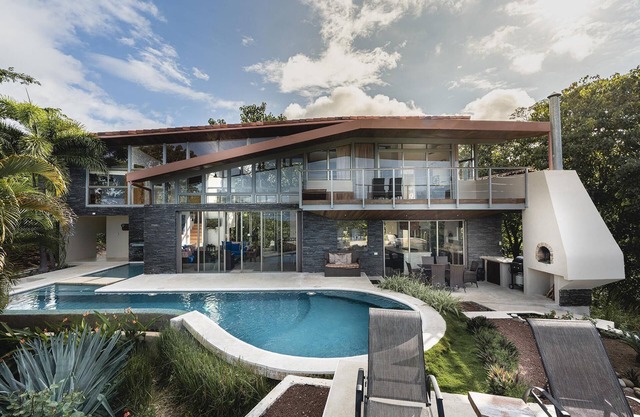 Spacious Fully Equipped house with ocean view- Very close to the beach