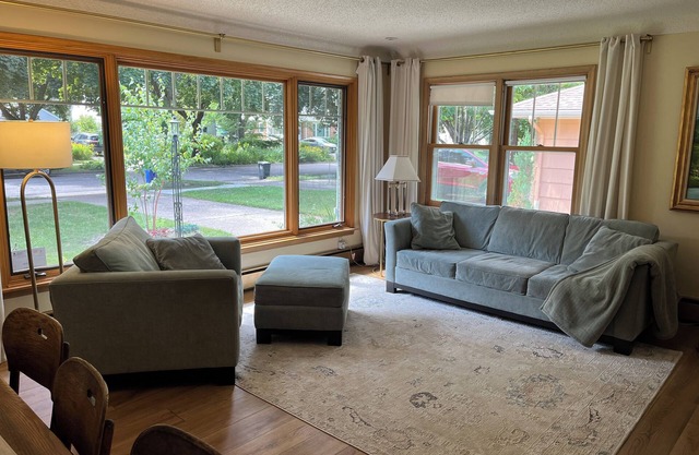 Spacious Fully Renovated 4-Bedroom Home With 2 Kitchens Near Lake Phalen