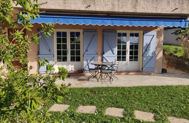 Spacious garden apartment ideal for weekly stays