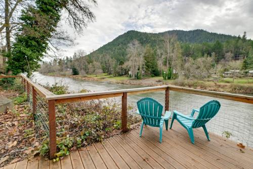 Spacious Grants Pass Home with Hot Tub and River Views