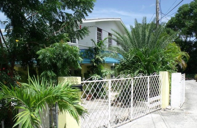 Spacious ground floor apartment close to beaches, bars and restaurants