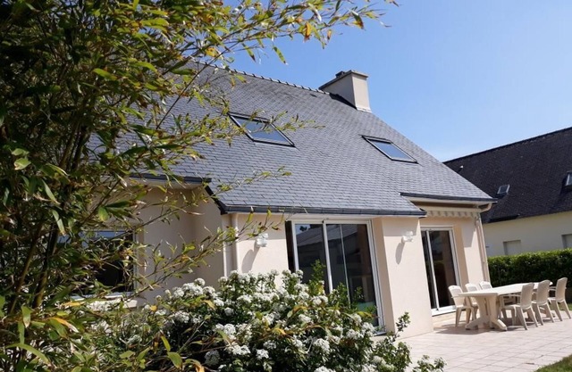 Spacious holiday home 100m from the beach