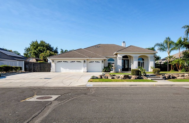 Spacious Home in Beautiful NW Bakersfield with Pool Table