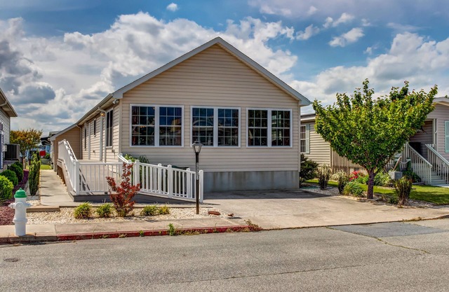 Spacious home w/community pools, tennis, & docks - ADA compliant