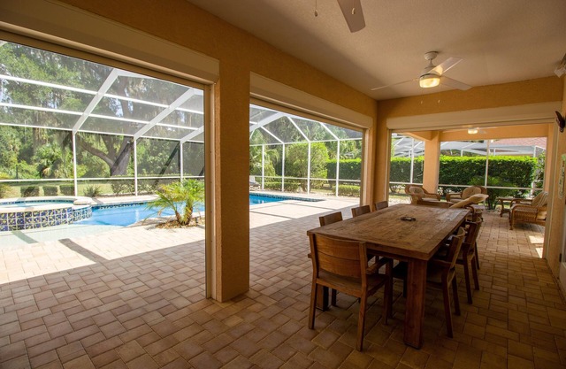 Spacious home with private pool & Jacuzzi by RedAwning