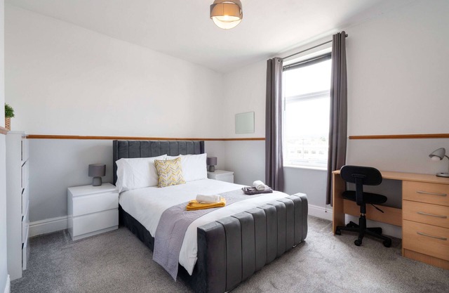 Spacious & Homely, 4 BR, Parking, Close to Centre