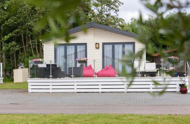 Spacious Homely Lakeside Lodge close to the Beaches