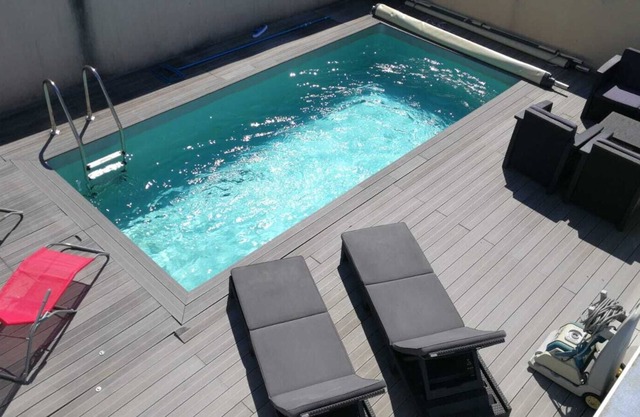 Spacious house with swimming pool 300 m from the beach