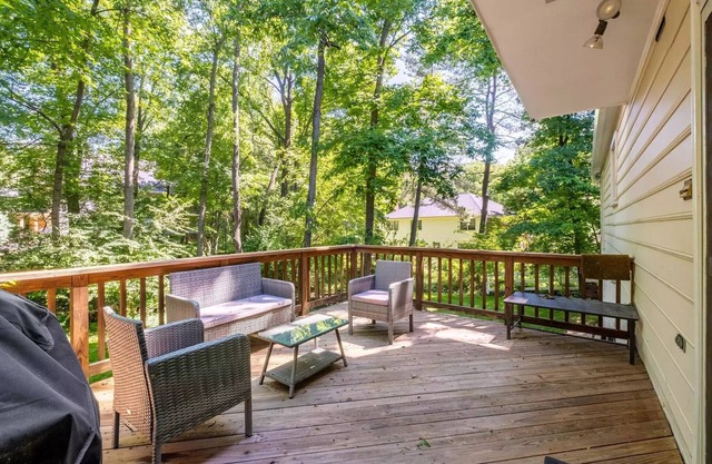 Spacious house 5-bedroom, 4.5 Bath in quiet, charming Potomac with AC, WiFi, W&D