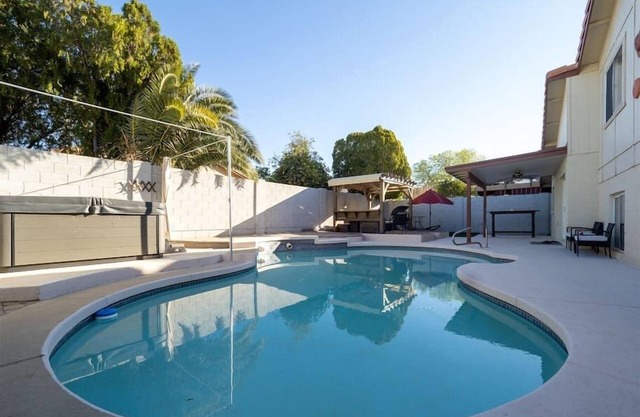 Spacious house, pool heater, hot tub, billiards