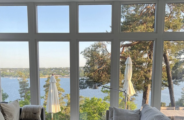 Spacious house with lovely seaview in quiet seaside suburb