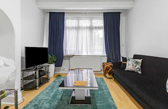 Spacious House with Garden | Pass the Keys