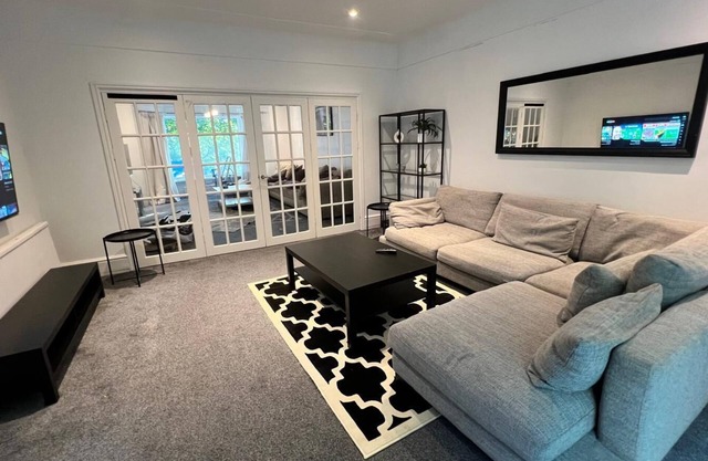 Spacious House with parking, near Heaton Park