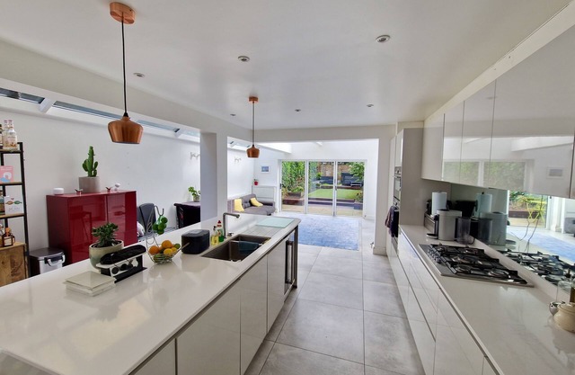 Spacious House with Hot Tub, Gym, BBQ, Workspaces