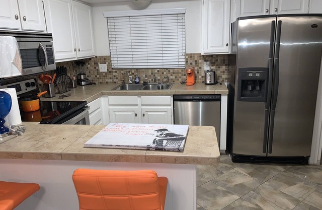 Spacious huge backyard, BBQ, Fire pit and Fooseball table
