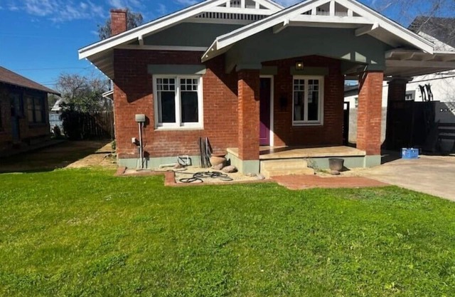 Spacious & Inviting Bungalow near Downtownn