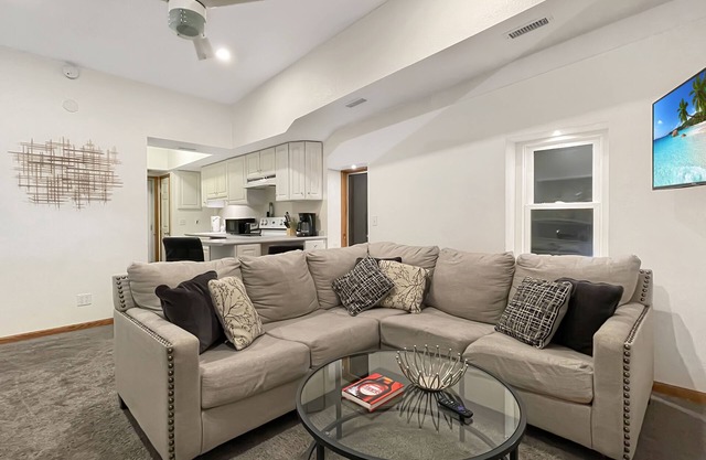 Spacious Jacuzzi Loft & Free Parking near iCubs