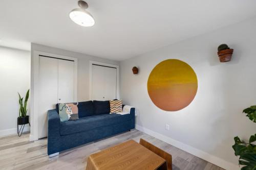 Spacious Kitsilano 2BR Suite with Street Parking for 6 Guests