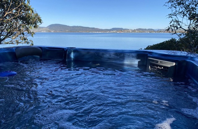 Spacious lakeside retreat at The Willows, Lake Rotorua