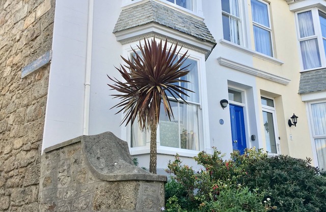 Spacious, light 4 bed house , near beaches. sunny courtyard, off-site parking