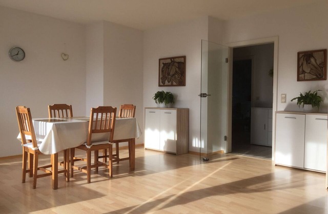 Spacious, light-flooded apartment, very good connection to train and highway