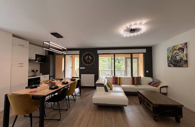 Spacious lodge for 8, 3 parkings, 10 min from downtown