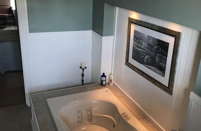 Spacious Loft/Spa in Heart of Historic Madison.