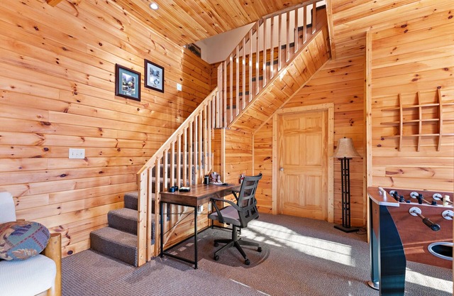 Spacious Log Cabin Near Hiking Trails