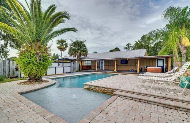 Spacious Micanopy Farmhouse w/Luxurious Pool!