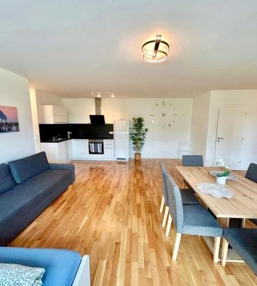 Spacious Modern Apartment with Free Parking