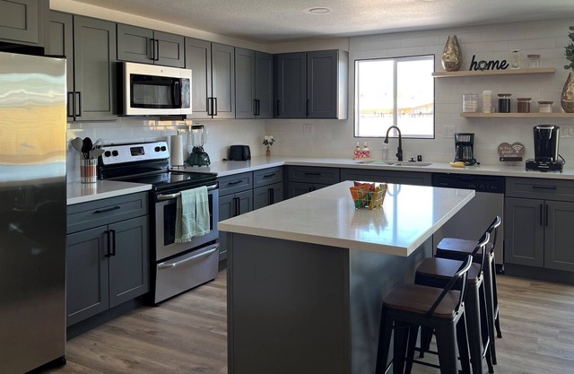 Spacious Modern 4 BDRM close to airport