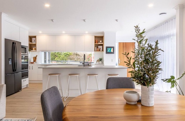 Spacious Modern Coastal Haven, 5 minutes to the beach, shops and walking tracks.