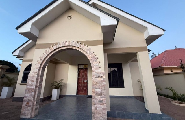 Spacious, modern home between Arusha and Kilimanjaro AP's, includes breakfast.