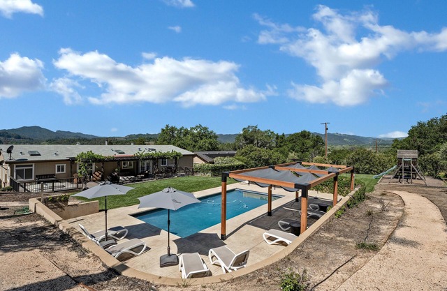 Spacious Modern Home - Pool, Views And Acres