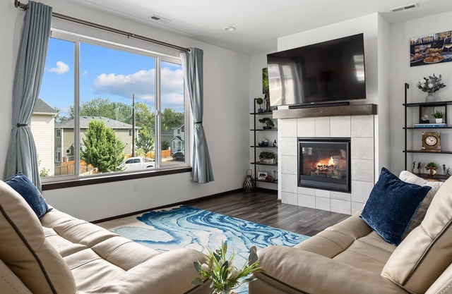 Spacious Modern Quiet Home Minutes From Sea-Tac! (Pet-Friendly!)